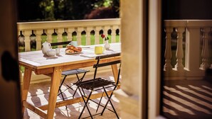 A wooden table with a white pitcher, yellow mug, and a vase with a red flower. - Château de la Grange Moreau (Vallon-sur-Gée)