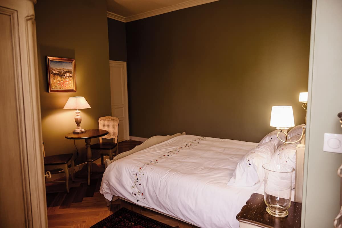 Espacio para trabajar con laptop, wifi gratis y ropa de cama