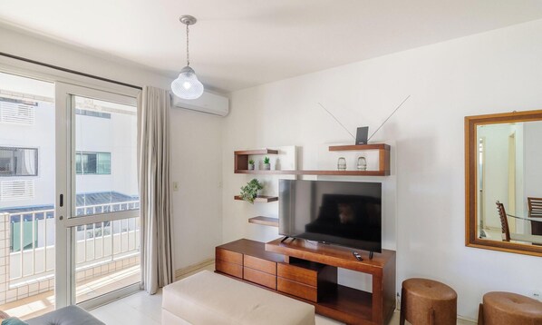 Basic Apartment | Living area - Modern and Fully-equipped Apartments 100m From Central Beach - VTR (Balneário Camboriú)