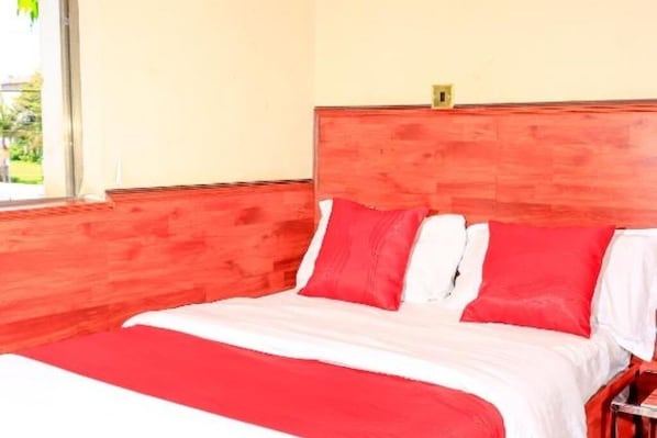 Tabla de planchar con plancha, wifi, ropa de cama