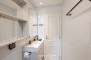 Basic Apartment | Bathroom