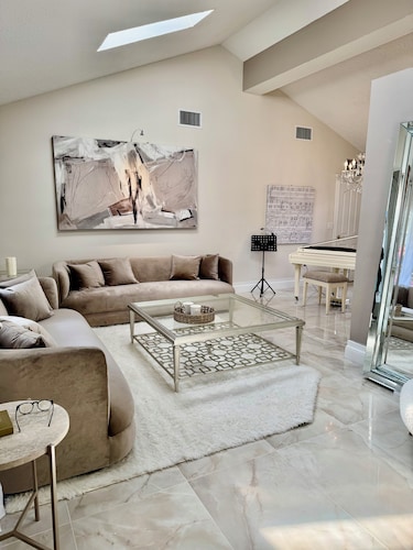 De Lux Maison Suite 16 - Luxury Home with up to 25' high ceilings. Sleeps 16-18