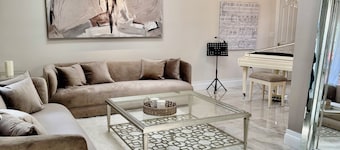 De Lux Maison Suite 16 - Luxury Home with up to 25' high ceilings. Sleeps 16-18