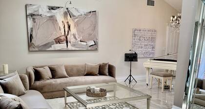 De Lux Maison Suite 16 - Luxury Home with up to 25' high ceilings. Sleeps 16-18