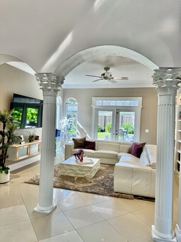 De Lux Maison Suite 16 - Luxury Home with up to 25' high ceilings. Sleeps 16-18