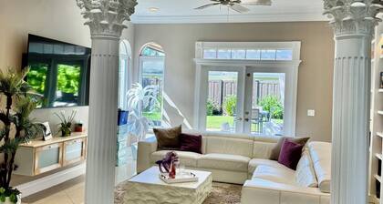 De Lux Maison Suite 16 - Luxury Home with up to 25' high ceilings. Sleeps 16-18