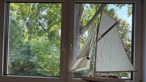 A model sailboat in a window display. - Vacation apartment Berlin city limits - between metropolis and nature (Schöneiche bei Berlin)