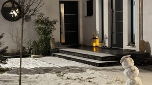 A snow-covered outdoor area with a snowman, a lantern, and a tree. - Vacation apartment Berlin city limits - between metropolis and nature (Schöneiche bei Berlin)