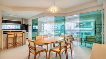 Basic Apartment | Dining
