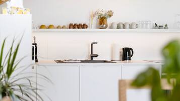 Jääkaappi, mikroaaltouuni, uuni, liesi