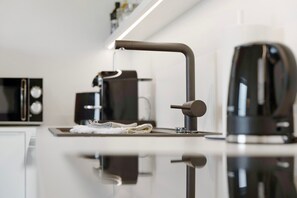 Frigorífico, microondas, horno y placa de cocina