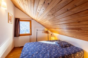 5 bedrooms, iron/ironing board, WiFi - Apartment 'L'Alpazen' with Mountain View, Balcony and Wi-Fi (Saint-Véran)