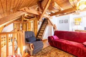 TV - Apartment 'L'Alpazen' with Mountain View, Balcony and Wi-Fi (Saint-Véran)