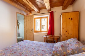 5 bedrooms, iron/ironing board, WiFi