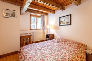 5 bedrooms, iron/ironing board, WiFi - Apartment 'L'Alpazen' with Mountain View, Balcony and Wi-Fi (Saint-Véran)