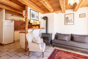 TV - Apartment 'L'Alpazen' with Mountain View, Balcony and Wi-Fi (Saint-Véran)