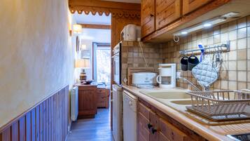 KĂŒhlschrank, Mikrowelle, Ofen, Herdplatte