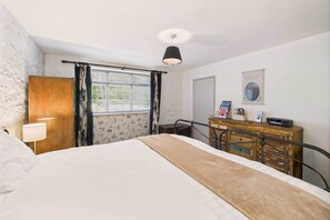 1 bedroom, bed sheets