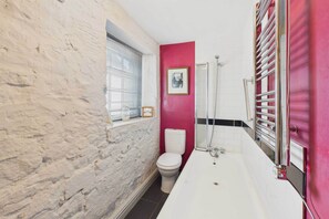 Shower, towels - Host & Stay | Stonecrop Cottage (Alwinton)