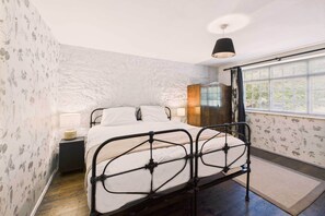 1 bedroom, bed sheets