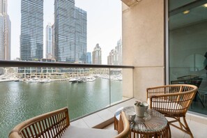 House - Serene 1BR at Iris Blue Marina (Dubai)