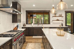 Fridge, microwave, oven, stovetop - Private Pool * Fantastic Outdoor Living in Suncadia! (Cle Elum)