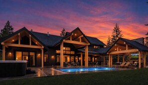Un chalet moderne dotĂ© dâune grande piscine, dâune façade en bois et dâun intĂ©rieur chaleureux avec des coins salon.