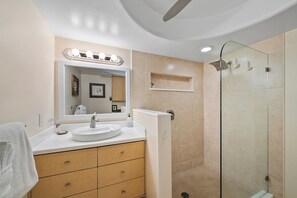 Douche, sèche-cheveux, bidet, serviettes fournies