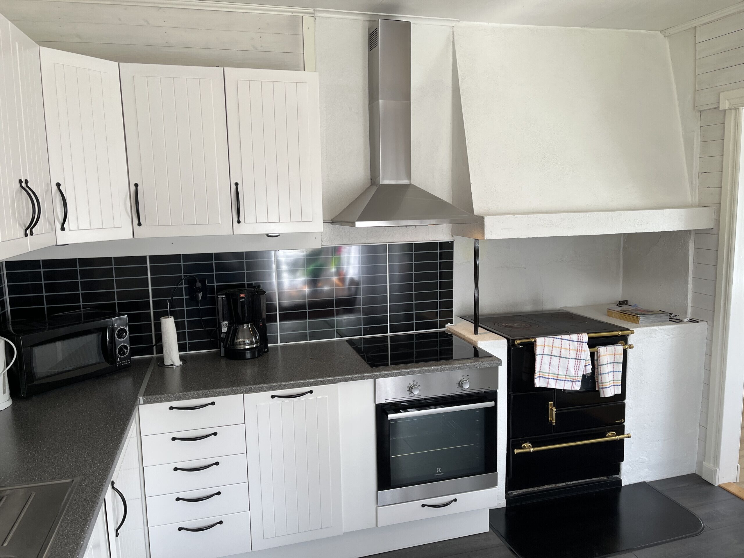 Fridge, microwave, oven, coffee/tea maker