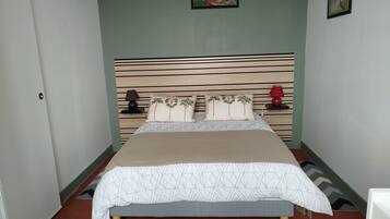 2 chambres, fer et planche à repasser, Wi-Fi, draps fournis