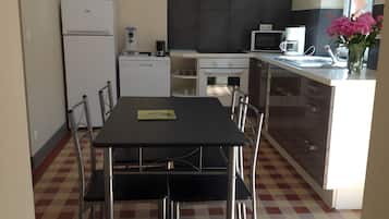 Frigorífico, microondas, horno y placa de cocina