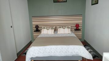 2 Schlafzimmer, BĂŒgeleisen/BĂŒgelbrett, WLAN, BettwĂ€sche