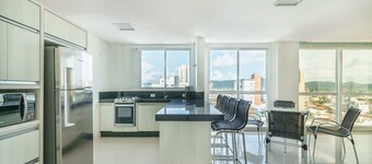 Seaview Apt Condo w/ Pool & BBQ Vce1102
