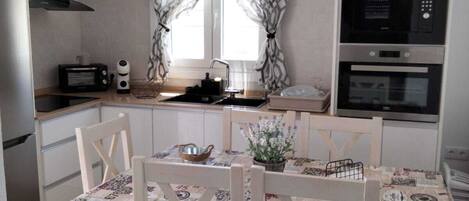 Réfrigérateur, micro-ondes, four, plaque de cuisson