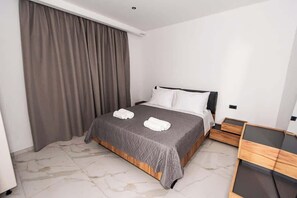 2 bedrooms, iron/ironing board, travel cot, WiFi