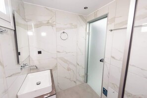 シャワー、ヘアドライヤー、タオル