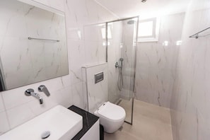 Douche, sèche-cheveux, serviettes fournies