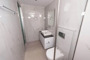 Dusche, Haartrockner, Handtücher
