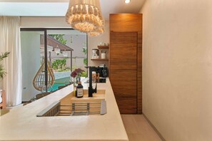 Réfrigérateur, four à micro-ondes, surface de cuisson, cafetière-théière