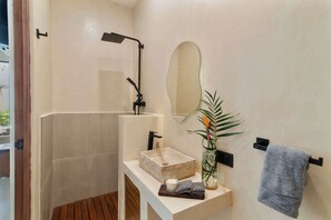 Een douche, een haardroger, handdoeken