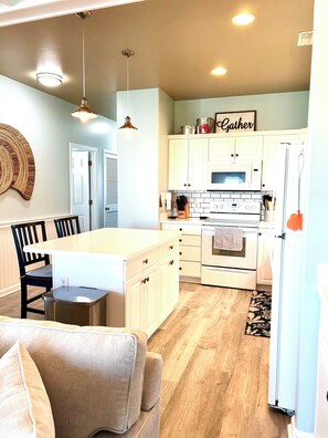 Mikrowelle, Ofen, Herdplatte, Geschirrspüler