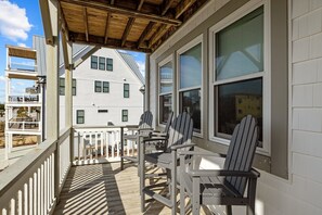 Property grounds - Between The Blue - Oceanside 2B/2B Condo w/ Pool (Emerald Isle)