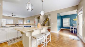 KylskÄp, mikrovÄgsugn, ugn och spishÀll