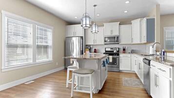 KylskÄp, mikrovÄgsugn, ugn och spishÀll