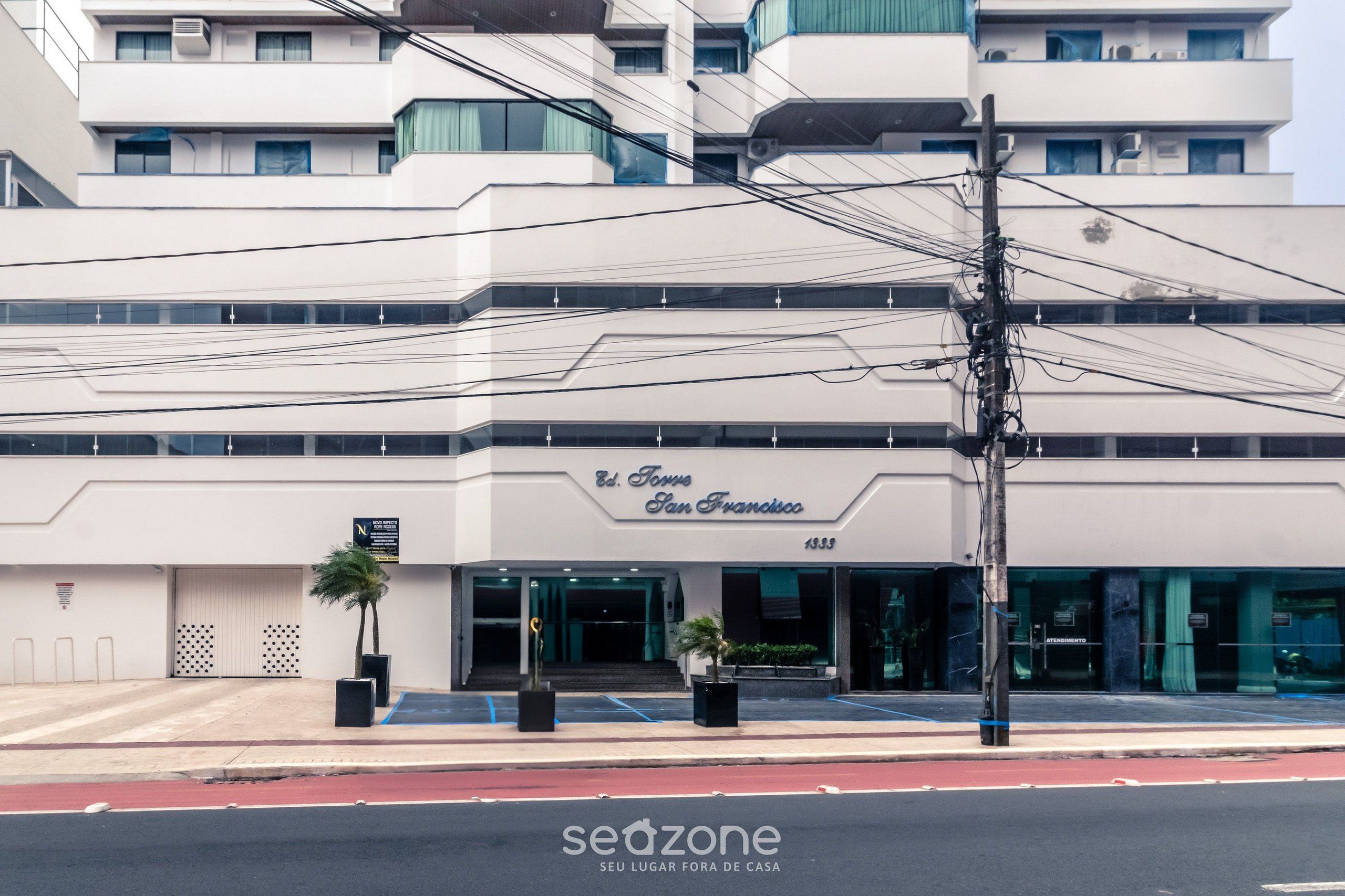 A modern hotel building with a sign reading "Ed. Torre San Francisco."