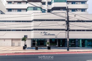 A modern hotel building with a sign reading "Ed. Torre San Francisco." - 3BR Apt w/ BBQ 170m From Beach Tsf1302 (Balneário Camboriú)