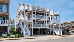 Un edificio de varios pisos con balcones y escaleras.