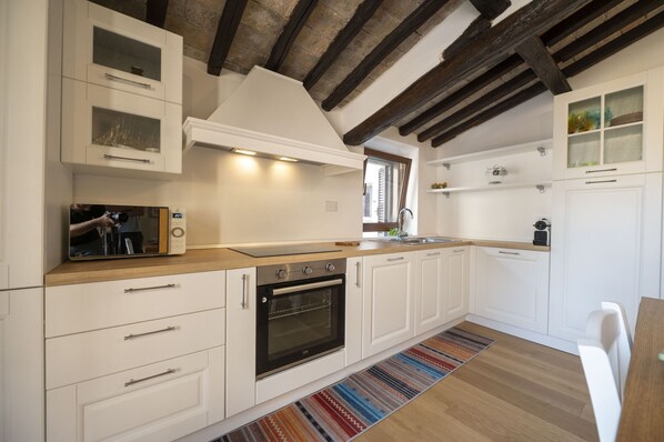 Frigorífico, microondas, horno y lavavajillas