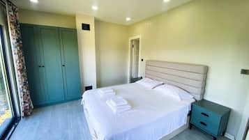 3 bedrooms, iron/ironing board, WiFi, bed sheets