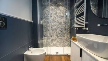 Douche, articles de toilette gratuits, sĂšche-cheveux, bidet